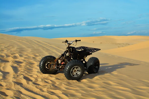 Atv en el desierto — Foto de Stock