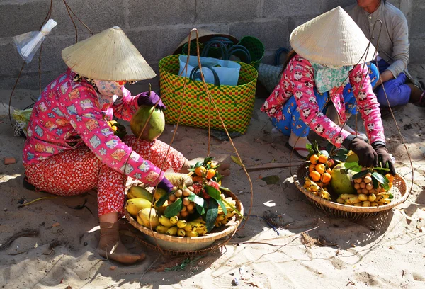 Femmes au chapeau de vietnam — Photo