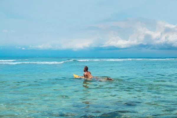 Mannelijke surfer te wachten voor de Golf — Stockfoto