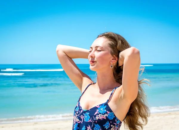 Jovem mulher desfrutando da luz solar — Fotografia de Stock