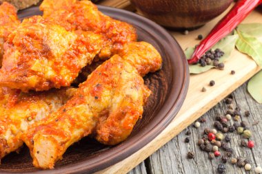 tavuk kanadı ve sos