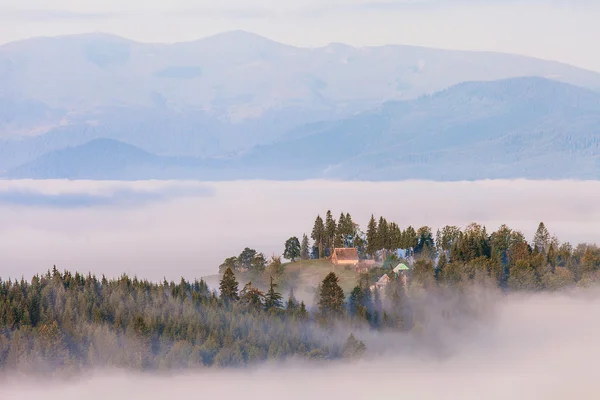 Brouillard matinal montagne — Photo