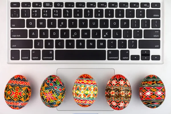 Velikonoční vejce na MacBooku — Stock fotografie