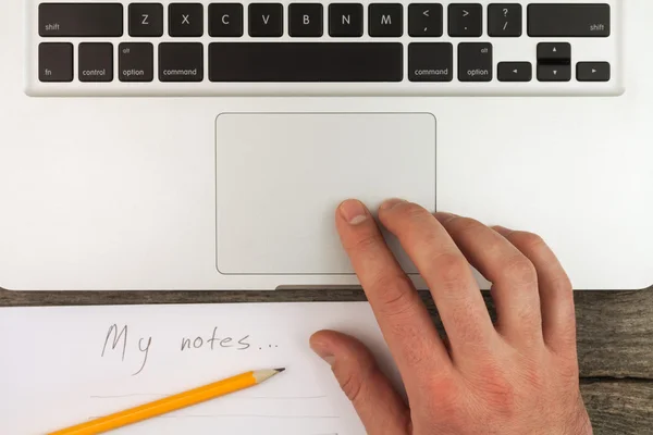 Laptop ve notlar — Stok fotoğraf