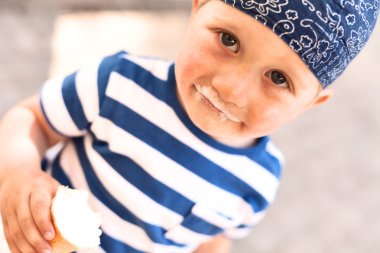 Çocuk dondurma yiyor. 