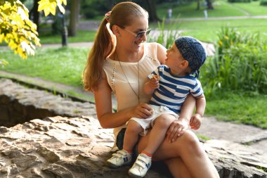 Çocuk dondurma yiyor. 