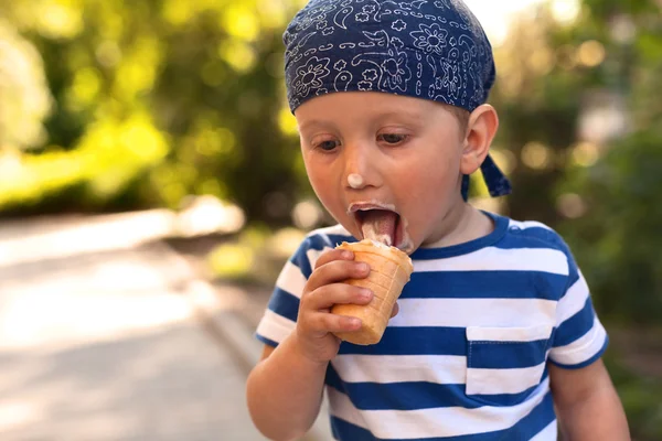 Хлопчик їсть морозиво — стокове фото