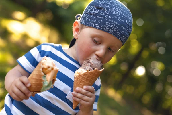 Menino comendo gelado — Fotografia de Stock