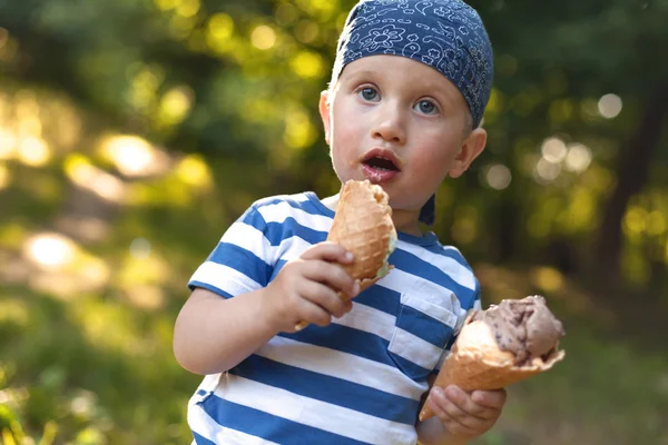 Menino comendo gelado — Fotografia de Stock