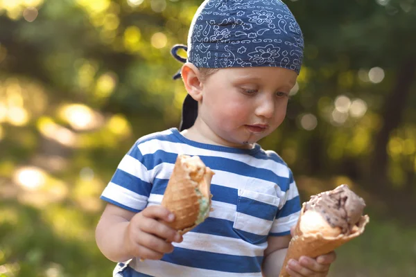 Çocuk dondurma yiyor. — Stok fotoğraf