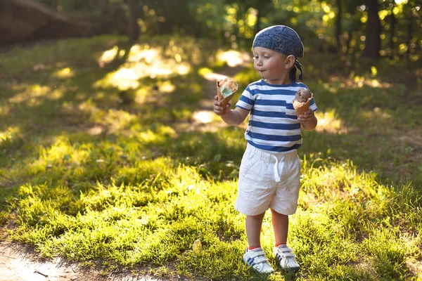 Junge isst Eis — Stockfoto