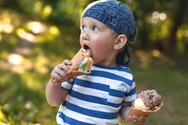 Menino comendo gelado — Fotografia de Stock