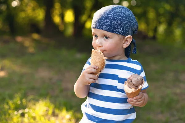 아이스 캠을 먹는 소년 — 스톡 사진