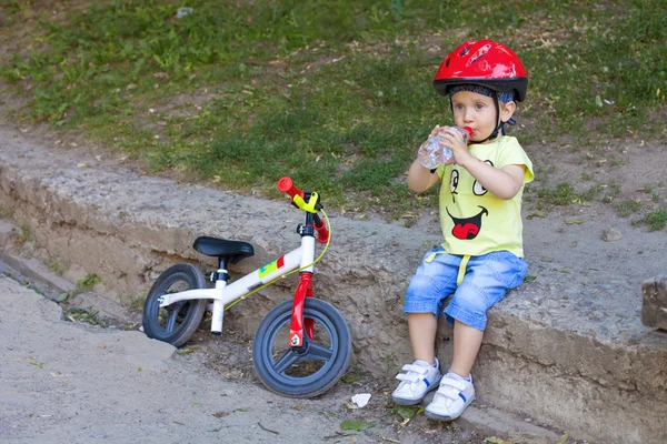 Trinkender Junge — Stockfoto