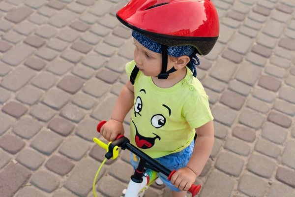 Pequeno motorista de bicicleta — Fotografia de Stock