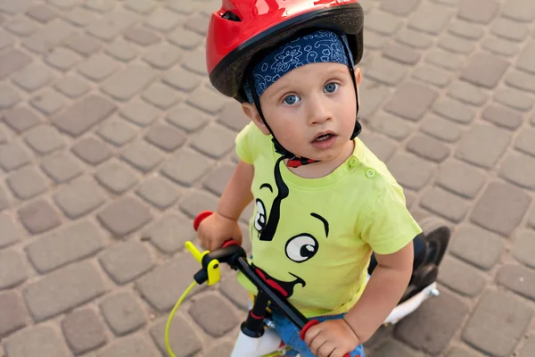 Pequeno motorista de bicicleta — Fotografia de Stock