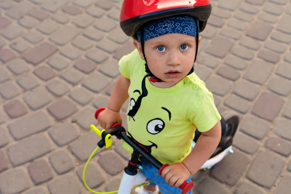 Pequeno motorista de bicicleta — Fotografia de Stock