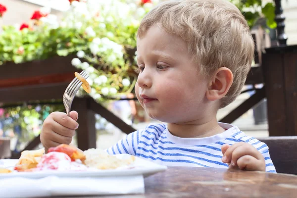 Хлопчик їсть десерт — стокове фото