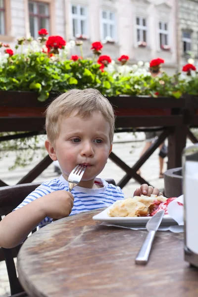 Menino comendo sobremesa — Fotografia de Stock