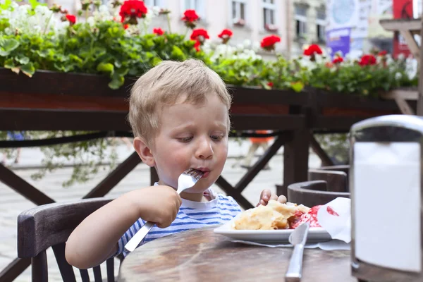 Αγόρι, τρώει το επιδόρπιο — Φωτογραφία Αρχείου