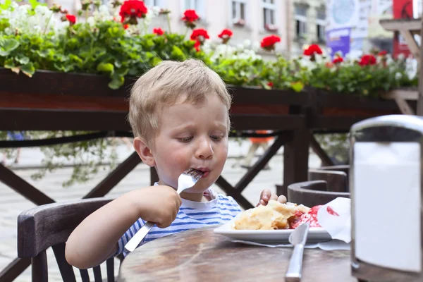 Menino comendo sobremesa — Fotografia de Stock