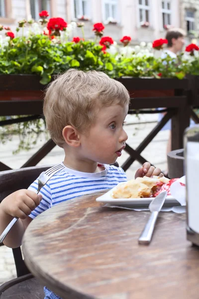 디저트를 먹는 소년 — 스톡 사진