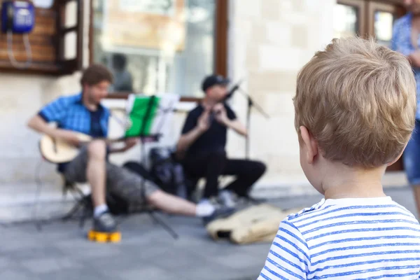 Ragazzo che ascolta musica di strada — Foto Stock