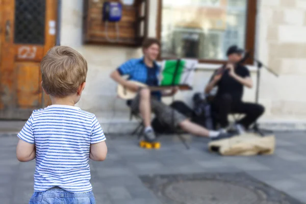 少年通り音楽を聴く — ストック写真