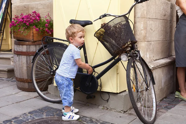 Menino andando na rua — Fotografia de Stock