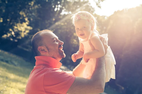 Papai e filha brincando Imagens De Bancos De Imagens