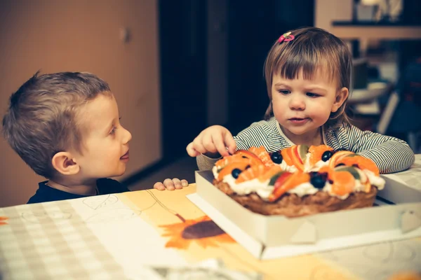I bambini mangeranno una gustosa torta. — Foto Stock