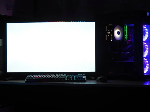 Oyun Bilgisayarı Klavye Karanlık Bir Odada Rgb Işıklandırmalı Fare Monitöre — Stok fotoğraf