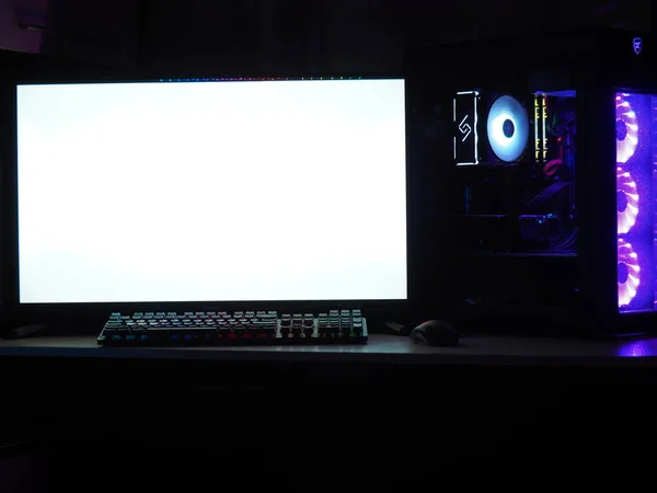 Komputer Gier Klawiatura Mysz Oświetleniem Rgb Ciemnym Pokoju Puste Miejsce — Zdjęcie stockowe