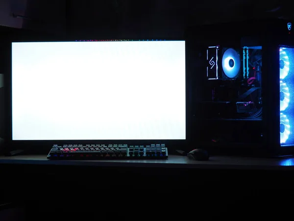 游戏电脑 鼠标与Rgb照明在黑暗的房间 可插入监视器的空空间 — 图库照片