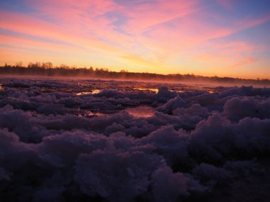 Vyatka nehrinde kış şafağı boyunca buz sürükleniyor.