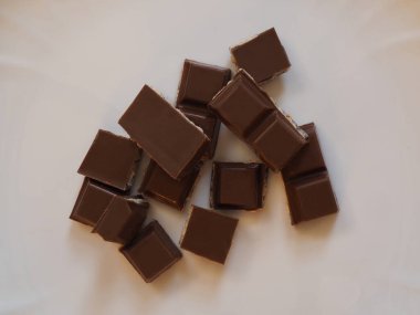 Beyaz tabakta siyah çikolata.