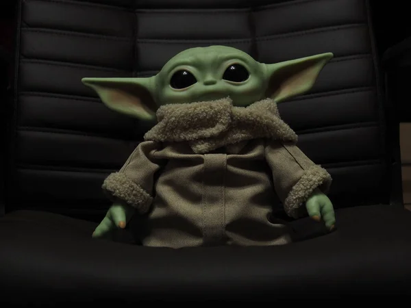 Kirov, Rusya - 11.18.2020 Mandalorian. Bebek Yoda (Grogu) karanlık bir sandalyede oturuyor.