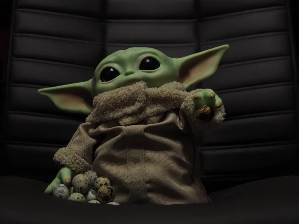 Kirov Rusland 2020 Mandaloriaans Baby Yoda Grogu Met Eieren Een — Stockfoto