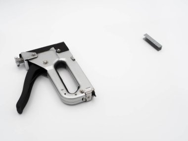 Eski, paslı mobilya zımbası. Arka planda bir yığın zımba var.