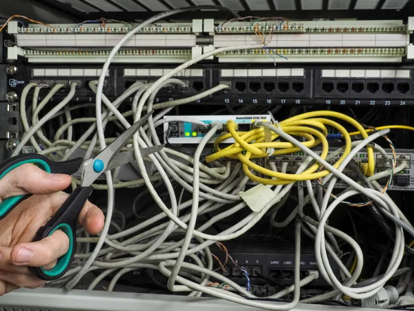 Ножницы Перерезали Кабель Волокна Rj45 Центр Обработки Данных Интернет Провайдера — стоковое фото