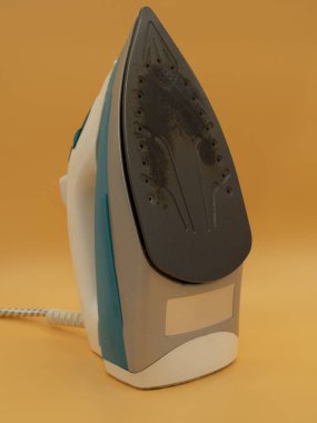 Altın bir fonda ev ütüsünün yanmış yüzeyi..