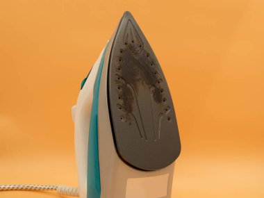 Altın bir fonda ev ütüsünün yanmış yüzeyi..