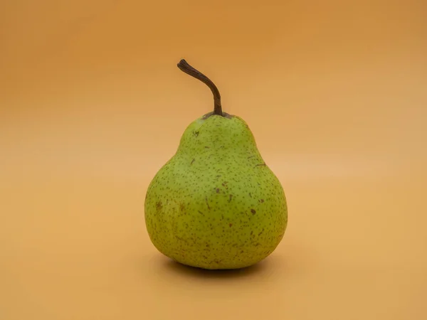 Eine Grüne Birne Auf Goldenem Hintergrund — Stockfoto