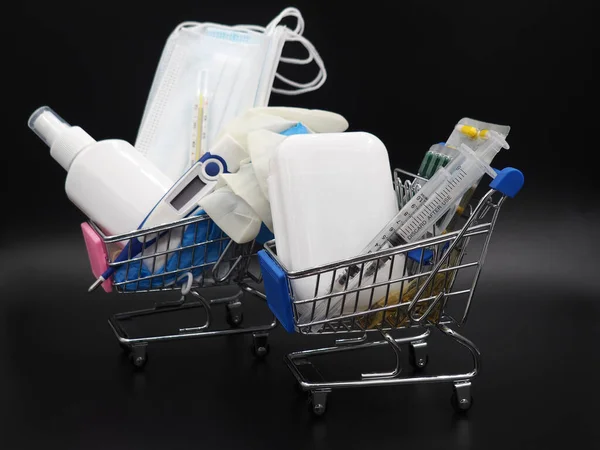 İkinci ve üçüncü koronavirüs dalgaları. Tıbbi maske, tek kullanımlık eldivenler, aşılı şırınga, antiseptik, elektronik termometre ve tabletler..
