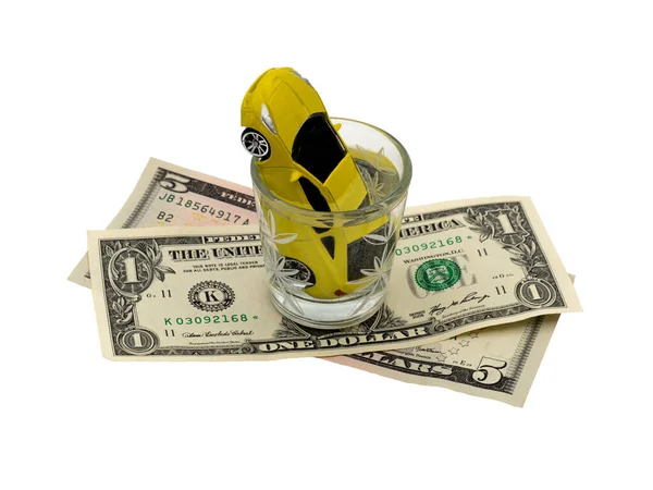 Een Gele Auto Verdrinkt Een Glas Alcohol Dollarbiljetten Een Mac — Stockfoto