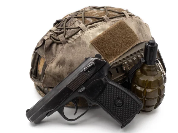 Rus polisinin siyah 9 mm 'lik tabancasıyla kamufle edilmiş modern bir ordu taktik miğferi. El bombası da haki rengidir. Beyaz arkaplandaki izole fotoğraf.