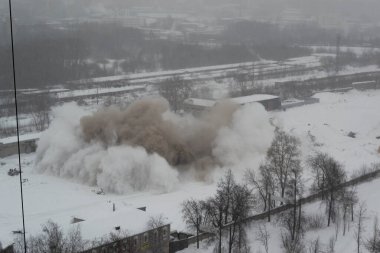 Kirov, Rusya - 01.23.2021 Endüstriyel yıkım ve bir un değirmeninin yüksek kulesinin patlaması. Kötü hava koşullarında bir asansörün enkazının fotoğrafı, kar yağışı.