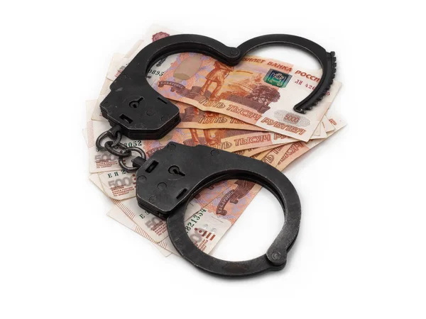 Siyah metal kelepçeli Rus parası. Beş bin ruble banknot. Para suçları, rüşvet, yozlaşmış polis ve milletvekilleri, dolandırıcılık ve çocuk için para cezası veya nafaka konsepti.