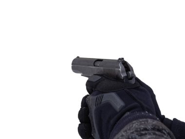 Siyah eldivenli bir erkek polis memuru elinde silah tutuyor. Suç konsepti, soygun, cinayet, terörist eylem, spor atışları.