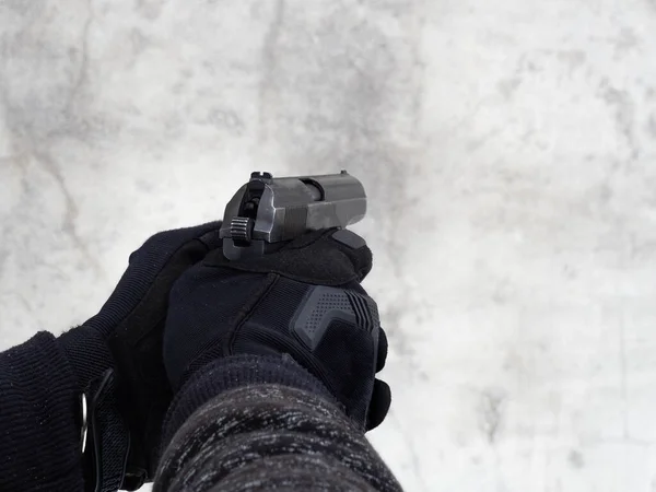 First Person View Pov Man Wearing Black Tactical Gloves Holds — Stock Photo, Image